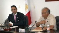 Entrega Lozano toma de nota a Rodr&iacute;guez como secretario de STUNAM